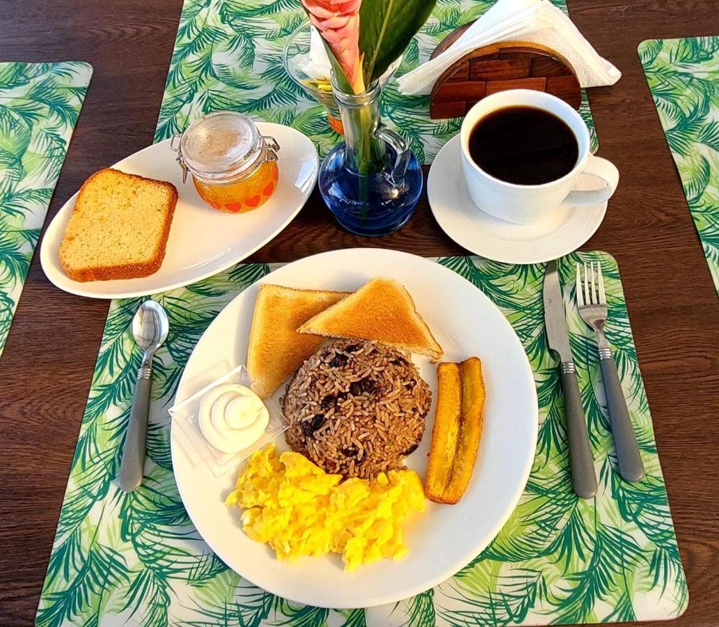 Hotel Pez Gallo Голфито Екстериор снимка