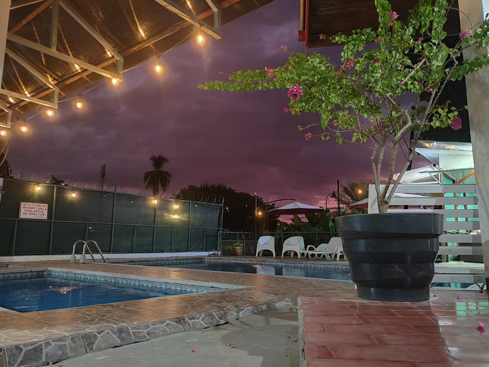 Hotel Pez Gallo Голфито Екстериор снимка